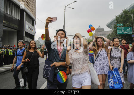 Seoul, Corea del Sud. 11 Giugno, 2016. Circa cinquantamila persone LGBT in marcia durante un 2016 Seoul Queer Festival di cultura Parade vicino al centro di Seoul, Corea del Sud. Migliaia di tifosi hanno partecipato nel XVII Corea Queer Festival della cultura che si è tenuto dal 11 giugno al 19 giugno. Credito: Seung Il Ryu/ZUMA filo/Alamy Live News Foto Stock