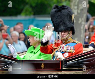 Londra, Regno Unito. 11 Giugno, 2016. Trooping il colore - La regina il compleanno Parade. La regina Elisabetta II e del Principe Filippo Credito: Dorset Media Service/Alamy Live News Foto Stock