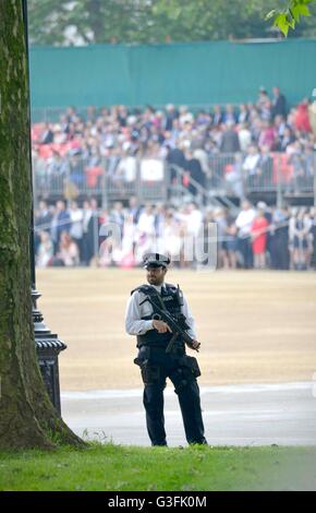 Londra, Regno Unito. 11 Giugno, 2016. Trooping il colore - La regina il compleanno Parade. Polizia presso la sfilata delle Guardie a Cavallo Credito: Dorset Media Service/Alamy Live News Foto Stock