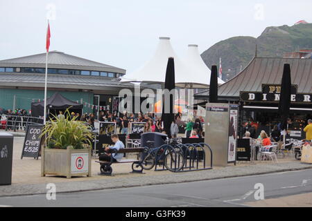 Aberystwyth, Wales, Regno Unito. 11 Giugno, 2016. La Queen's novantesimo compleanno 11 giugno 2016 la cittadina gallese ha organizzato l'evento & è stato aperto da Ceredigion MP Mark Williams. Una corona di grandi dimensioni sono state trattate per una rumba band & cucina di strada in una calda giornata estiva sulla costa gallese. Credito: mike davies/Alamy Live News Foto Stock