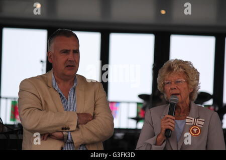 Aberystwyth, Wales, Regno Unito. 11 Giugno, 2016. La Queen's novantesimo compleanno 11 giugno 2016 la cittadina gallese ha organizzato l'evento & è stato aperto da Ceredigion MP Mark Williams. Una corona di grandi dimensioni sono state trattate per una rumba band & cucina di strada in una calda giornata estiva sulla costa gallese. Credito: mike davies/Alamy Live News Foto Stock