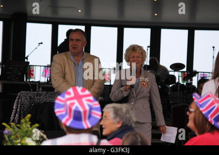 Aberystwyth, Wales, Regno Unito. 11 Giugno, 2016. La Queen's novantesimo compleanno 11 giugno 2016 la cittadina gallese ha organizzato l'evento & è stato aperto da Ceredigion MP Mark Williams. Una corona di grandi dimensioni sono state trattate per una rumba band & cucina di strada in una calda giornata estiva sulla costa gallese. Credito: mike davies/Alamy Live News Foto Stock