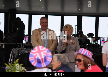Aberystwyth, Wales, Regno Unito. 11 Giugno, 2016. La Queen's novantesimo compleanno 11 giugno 2016 la cittadina gallese ha organizzato l'evento & è stato aperto da Ceredigion MP Mark Williams. Una corona di grandi dimensioni sono state trattate per una rumba band & cucina di strada in una calda giornata estiva sulla costa gallese. Credito: mike davies/Alamy Live News Foto Stock
