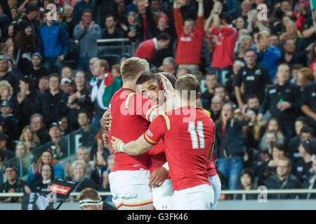 Auckland, Nuova Zelanda. 11 Giugno, 2016. Taulupe Faletau del Galles è congratulato da compagno di squadra dopo aver fatto un incredibile durante il test match tra la Nuova Zelanda All Blacks e il Galles in Eden Park. All Blacks a vincere con il punteggio di 39 mentre il Galles ha ottenuto 21. © Shirley Kwok/Pacific Press/Alamy Live News Foto Stock