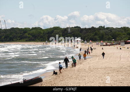 Gdansk, Polonia 11th, giugno 2016 soleggiato ma freddo sabato di Danzica, dopo poche settimane di condizioni climatiche molto calde, oggi la temperatura è scesa a 14 gradi centigradi. La sensazione di raffreddamento viene esaltato da un forte vento settentrionale. La gente camminare lungo la costa del Mar Baltico sono visti. Credito: Michal Fludra/Alamy Live News Foto Stock