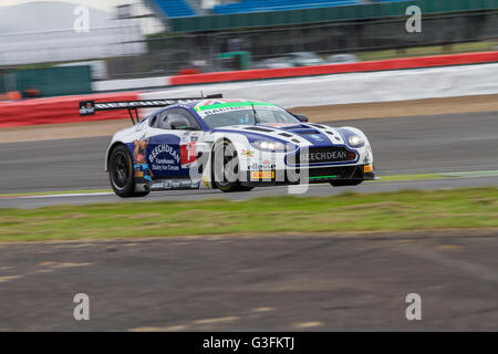 Northamptonshire, Regno Unito. 11 Giugno, 2016. Il #1 Beechdean AMR Aston Martin Vantage GT3 del Andrew Howard/Ross Gunn presso l'Arena di credito complesso: Steven roe/Alamy Live News Foto Stock