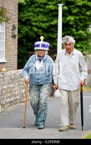 Ditchling, Sussex, Regno Unito. 11 Giugno, 2016. Alec Wheeler ha reso questo royal hat per sua moglie Giulietta come essi si uniscono altri residenti di Ditchling nel Sussex come essi godono di un partito di strada organizzato dalla chiesa del villaggio per celebrare il Queens novantesimo compleanno . Feste di strada e le celebrazioni si svolgono in tutta la Gran Bretagna questo weekend Credito: Simon Dack/Alamy Live News Foto Stock