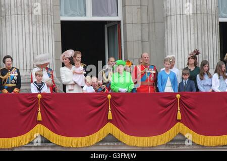 Famiglia reale, Buckingham Palace di Londra Giugno 2016- Trooping la cerimonia del colore, Principessa Charlottes prima apparizione sul balcone reale a Buckingham Palace per la Regina Elisabetta II compleanno. Frequentando anche il principe Harry, il principe William e Kate Middleton, Princess Charlotte, Prince George, il Duca di Edimburgo il Principe Filippo, il principe Carlo e Camilla stock photo, stock, fotografia, immagine, foto Foto Stock