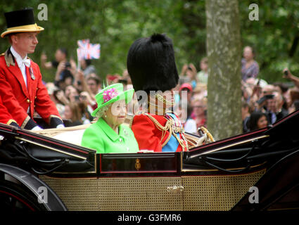 Londra, Regno Unito. 11 Giugno, 2016. Sua Maestà la Regina Elisabetta II & S.A.R. il Principe Filippo in Mall Credito: Chris Carnell/Alamy Live News Foto Stock