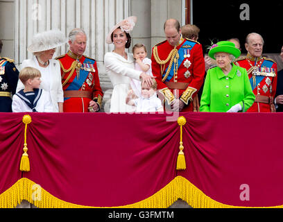 Londra, Regno Unito. 11 Giugno, 2016. La famiglia Reale al balcone, Queen Elisabeth, il Principe Filippo, il principe Carlo e la Duchessa Camilla, il principe William e Kate Princess, Principessa Charlotte, Prince George, il principe Harry e altri membri della Famiglia Reale Trooping il colore 2016, sfilata per la regina·s 90 th feste di compleanno a Buckingham Palace RPE/Albert Nieboer/Paesi Bassi fuori Foto Stock