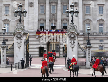 Londra, Regno Unito. 11 Giugno, 2016. La Gran Bretagna è la Regina Elisabetta II e suo marito il Principe Filippo ritorno a Buckingham Palace durante il Queen's novantesimo compleanno a Londra, in Gran Bretagna il 11 giugno 2016. Credito: Han Yan/Xinhua/Alamy Live News Foto Stock