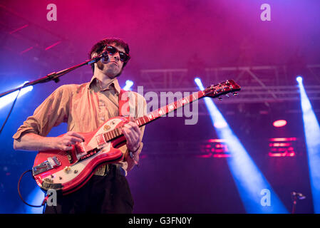 Manchester, Regno Unito. 11 giugno 2016. Fat White Family eseguire sul grande palcoscenico superiore a Parklife 2016 presentato dal progetto di magazzino a Heaton Park Manchester 11/05/2016 Credit: Gary Mather/Alamy Live News Foto Stock
