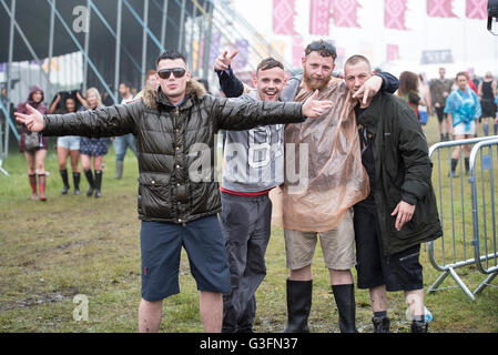 Manchester, Regno Unito. 11 giugno 2016. i frequentatori del festival di bagnare a Parklife 2016 presentato dal progetto di magazzino a Heaton Park Manchester 11/05/2016 Credit: Gary Mather/Alamy Live News Foto Stock