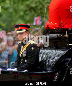 Londra, Regno Unito. 11 Giugno, 2016. Trooping il colore principe Harry in The Mall Credito: Chris Carnell/Alamy Live News Foto Stock