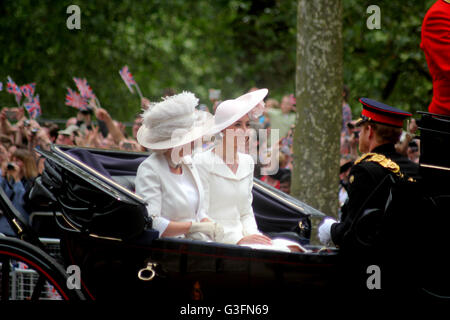 Londra, Regno Unito. 11 Giugno, 2016. La Duchessa di Cambridge con la Duchessa di Cornovaglia e il principe Harry Credito: Chris Carnell/Alamy Live News Foto Stock
