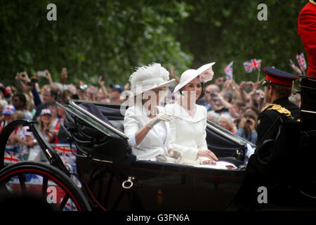 Londra, Regno Unito. 11 Giugno, 2016. La Duchessa di Cambridge con la Duchessa di Cornovaglia e il principe Harry Credito: Chris Carnell/Alamy Live News Foto Stock
