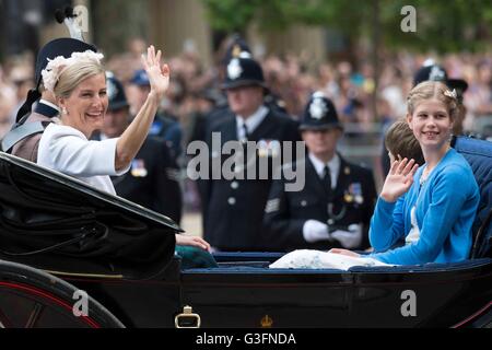 Londra, Lady Louise Windsor sono visto su un carrello voce per la Queen's novantesimo compleanno a Londra. 11 Giugno, 2016. La Gran Bretagna è Sophie, Contessa di Wessex (L), e la signora Louise Windsor sono visto su un carrello voce per la Queen's novantesimo compleanno a Londra, in Gran Bretagna il 11 giugno 2016. Credito: Ray codolo/Xinhua/Alamy Live News Foto Stock