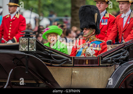 Londra, Regno Unito. 11 Giugno, 2016. Della Regina e del Principe Filippo passare giù il mall - Queens novantesimo compleanno è stato celebrato dalla tradizione Trooping il colore come pure una flottiglia sul fiume Tamigi. Credito: Guy Bell/Alamy Live News Foto Stock