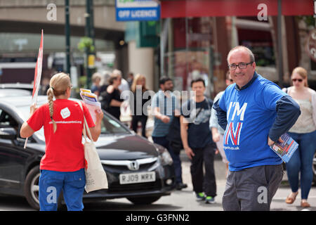 Londra, Regno Unito. 11 giugno 2016. Pro e con Brexit gli attivisti si incontrano in corrispondenza di Mill Hill villaggio mondiale mercato dove il pubblico si è avvicinato a votare nel prossimo referendum UE. Credito: David Bleeker Photography.com/Alamy Live News Foto Stock