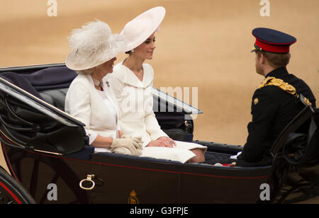 Horse Guards Parade, Londra, Regno Unito. 11 Giugno 2016. La regina Elisabetta II si fa salutare e ispeziona la sfilata alla Parata di compleanno della regina di quest'anno, più conosciuta come Trooping the Color, che si tiene il secondo sabato di giugno per celebrare il compleanno ufficiale di sua Maestà. Credit: Malcolm Park/Alamy Live News. Foto Stock