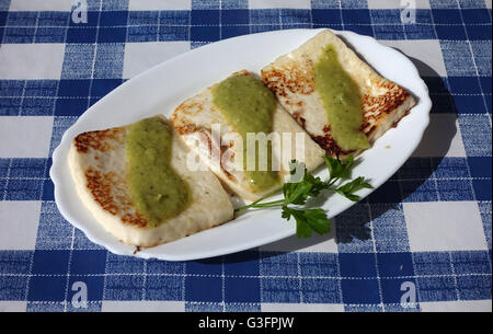 Una foto datata 20 maggio 2016 Mostra fritto di formaggio di capra con mojo verde, una salsa spagnola con erbe aromatiche, aglio, aceto di vino e olio - un tipico piatto Palmeric - sull'isola delle Canarie di La Palma, Spagna. Foto: Jens Kalaene - nessun filo SERVICE - Foto Stock