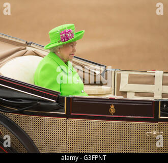 Horse Guards Parade, Londra, Regno Unito. 11 Giugno 2016. La regina Elisabetta II si fa salutare e ispeziona la sfilata alla Parata di compleanno della regina di quest'anno, più conosciuta come Trooping the Color, che si tiene il secondo sabato di giugno per celebrare il compleanno ufficiale di sua Maestà. Credit: Malcolm Park/Alamy Live News. Foto Stock