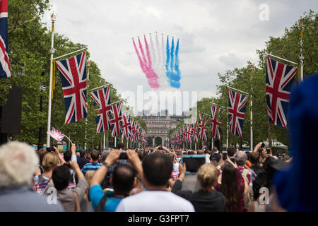 Londra, UK, 11 Giugno, 2016. La folla si raccolgono sul Mall per la RAF fly-passato la conclusione di questo anno di Trooping il colore. La manifestazione di quest'anno ha segnato il Queen's novantesimo compleanno. Marc Gascoigne/Alamy Live News. Foto Stock