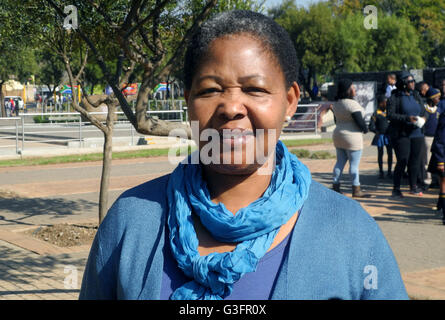 Antoinette Sithole, sorella di Hector Pieterson, stando in piedi sui motivi di Hector Pieterson museum di Soweto a Johannesburg, Sud Africa, 24 maggio 2016. Il 16 giugno 1976, 12-anno-vecchio Hector è stato girato da poliziotti. 15.000 studenti hanno manifestato contro la introduzione di afrikaans come lingua ufficiale presso le scuole in Sud Africa. Afrikaans utilizzato per essere la lingua del bianco, la soppressa la popolazione nera era difficilmente in grado di parlare di esso e previsto ulteriore discriminazione. Le proteste a livello nazionale ha iniziato a Soweto. Foto: JULIA NAUE/dpa Foto Stock