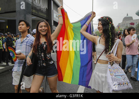 Seoul, Corea del Sud. 11 Giugno, 2016. Circa cinquantamila persone LGBT marching vicino al centro di Seoul durante il XVII Corea Queer Festival della cultura che si è tenuto dal 11 giugno al 19 giugno. © Seung Il Ryu/ZUMA filo/Alamy Live News Foto Stock