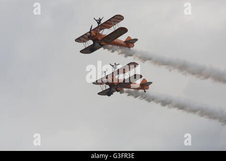 Biggin Hill, Regno Unito. 11 giugno 2016. Breitling wingwalkers conquista il cielo a Biggin Hill Festival di credito Fligh: Keith Larby/Alamy Live News Foto Stock