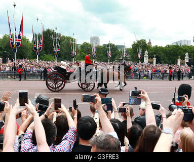 Londra, Regno Unito. 11 Giugno, 2016. Un host di bracci a scattare foto su dispositivi mobili provare a registrare di Kate (Catherine Middleton) Duchessa di Cambridge, Camilla, duchessa di Cornovaglia e il principe Harry (Galles), come fanno il loro ritorno da la sfilata delle Guardie a Cavallo dopo il Trooping del colore 2016. Trooping il colore segna il Queens compleanno ufficiale e oggi è extra speciale come è suo novantesimo compleanno weekend. Credito: Paolo Marriott/Alamy Live News Foto Stock