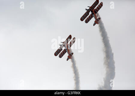 Biggin Hill, Regno Unito. 11 giugno 2016. Breitling Wingwalkers conquista il cielo a Biggin Hill Festival di credito Fligh: Keith Larby/Alamy Live News Foto Stock