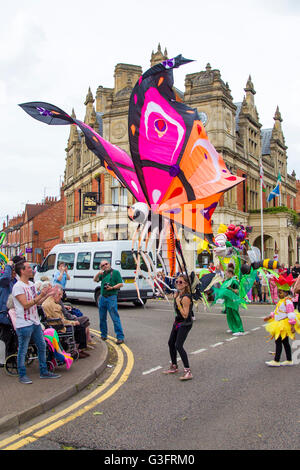 Northampton, Regno Unito. 11 Giugno, 2016. Northampton del XII carnevale con il buon tempo e un sacco di gente fuori per vedere la parata. La parata iniziato dal percorso di gara che è il quarto cambiamento dal momento che fissò negli ultimi quattro anni, gli organizzatori sperano che questa sarà la casa permanente a partire da adesso. Credito: Keith J Smith./Alamy Live News Foto Stock