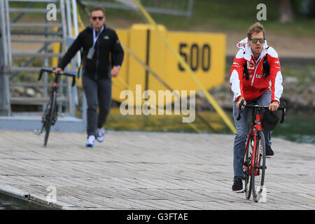 Montreal, Canada. 11 Giugno, 2016. Formula 1 Gran Premio del Canada. Le sessioni di qualifica. Scuderia Ferrari - Sebastian Vettel cavalca la sua bicicletta nel paddock del credito: Azione Sport Plus/Alamy Live News Foto Stock