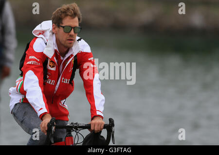 Montreal, Canada. 11 Giugno, 2016. Formula 1 Gran Premio del Canada. Le sessioni di qualifica. Scuderia Ferrari - Sebastian Vettel cavalca la sua bicicletta nel paddock del credito: Azione Sport Plus/Alamy Live News Foto Stock