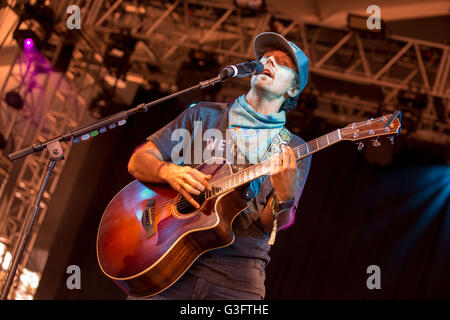 Manchester, Tennessee, Stati Uniti d'America. 11 Giugno, 2016. Musicista Jason Mraz suona dal vivo al grande parco dello stadio durante Bonnaroo Music e Arts Festival di Manchester, Tennessee © Daniel DeSlover/ZUMA filo/Alamy Live News Foto Stock