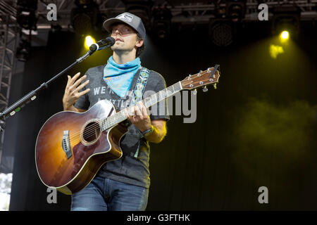 Manchester, Tennessee, Stati Uniti d'America. 11 Giugno, 2016. Musicista Jason Mraz suona dal vivo al grande parco dello stadio durante Bonnaroo Music e Arts Festival di Manchester, Tennessee © Daniel DeSlover/ZUMA filo/Alamy Live News Foto Stock