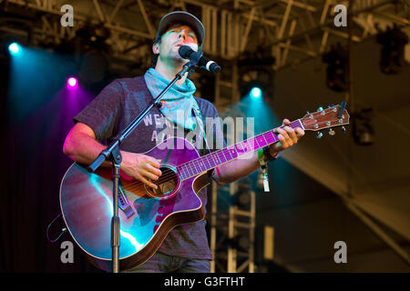 Manchester, Tennessee, Stati Uniti d'America. 11 Giugno, 2016. Musicista Jason Mraz suona dal vivo al grande parco dello stadio durante Bonnaroo Music e Arts Festival di Manchester, Tennessee © Daniel DeSlover/ZUMA filo/Alamy Live News Foto Stock