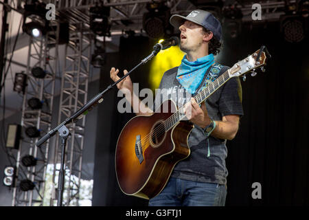 Manchester, Tennessee, Stati Uniti d'America. 11 Giugno, 2016. Musicista Jason Mraz suona dal vivo al grande parco dello stadio durante Bonnaroo Music e Arts Festival di Manchester, Tennessee © Daniel DeSlover/ZUMA filo/Alamy Live News Foto Stock