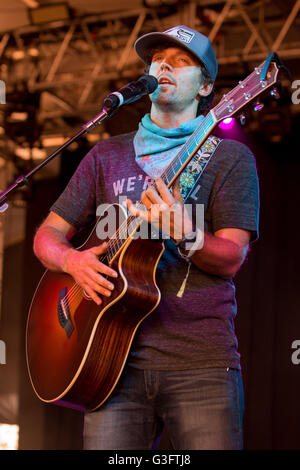 Manchester, Tennessee, Stati Uniti d'America. 11 Giugno, 2016. Musicista Jason Mraz suona dal vivo al grande parco dello stadio durante Bonnaroo Music e Arts Festival di Manchester, Tennessee © Daniel DeSlover/ZUMA filo/Alamy Live News Foto Stock