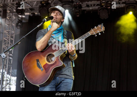 Manchester, Tennessee, Stati Uniti d'America. 11 Giugno, 2016. Musicista Jason Mraz suona dal vivo al grande parco dello stadio durante Bonnaroo Music e Arts Festival di Manchester, Tennessee © Daniel DeSlover/ZUMA filo/Alamy Live News Foto Stock