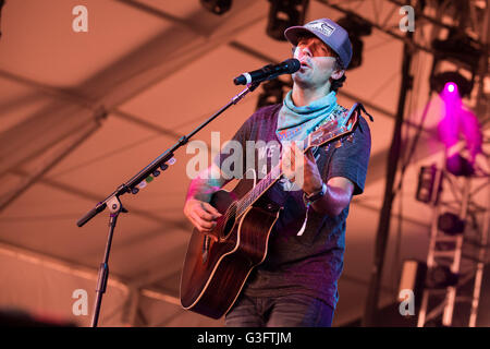 Manchester, Tennessee, Stati Uniti d'America. 11 Giugno, 2016. Musicista Jason Mraz suona dal vivo al grande parco dello stadio durante Bonnaroo Music e Arts Festival di Manchester, Tennessee © Daniel DeSlover/ZUMA filo/Alamy Live News Foto Stock