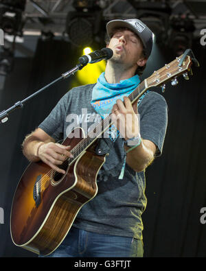 Manchester, Tennessee, Stati Uniti d'America. 11 Giugno, 2016. Musicista Jason Mraz suona dal vivo al grande parco dello stadio durante Bonnaroo Music e Arts Festival di Manchester, Tennessee © Daniel DeSlover/ZUMA filo/Alamy Live News Foto Stock