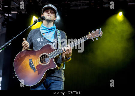 Manchester, Tennessee, Stati Uniti d'America. 11 Giugno, 2016. Musicista Jason Mraz suona dal vivo al grande parco dello stadio durante Bonnaroo Music e Arts Festival di Manchester, Tennessee © Daniel DeSlover/ZUMA filo/Alamy Live News Foto Stock