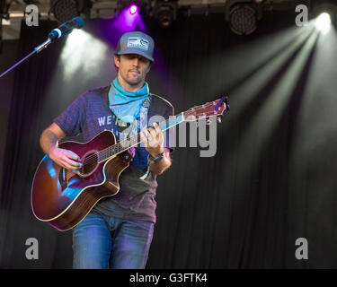 Manchester, Tennessee, Stati Uniti d'America. 11 Giugno, 2016. Musicista Jason Mraz suona dal vivo al grande parco dello stadio durante Bonnaroo Music e Arts Festival di Manchester, Tennessee © Daniel DeSlover/ZUMA filo/Alamy Live News Foto Stock