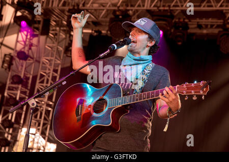 Manchester, Tennessee, Stati Uniti d'America. 11 Giugno, 2016. Musicista Jason Mraz suona dal vivo al grande parco dello stadio durante Bonnaroo Music e Arts Festival di Manchester, Tennessee © Daniel DeSlover/ZUMA filo/Alamy Live News Foto Stock