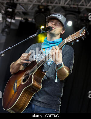 Manchester, Tennessee, Stati Uniti d'America. 11 Giugno, 2016. Musicista Jason Mraz suona dal vivo al grande parco dello stadio durante Bonnaroo Music e Arts Festival di Manchester, Tennessee © Daniel DeSlover/ZUMA filo/Alamy Live News Foto Stock