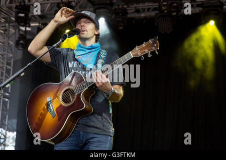 Manchester, Tennessee, Stati Uniti d'America. 11 Giugno, 2016. Musicista Jason Mraz suona dal vivo al grande parco dello stadio durante Bonnaroo Music e Arts Festival di Manchester, Tennessee © Daniel DeSlover/ZUMA filo/Alamy Live News Foto Stock