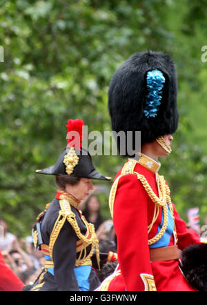 Londra, Regno Unito. 11 Giugno, 2016. S.a.r. il principe William e Sua Altezza Reale la Principessa Anna Credito: Chris Carnell/Alamy Live News Foto Stock