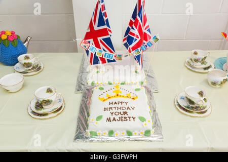 Red Lodge, Suffolk, Regno Unito. 11 Giugno, 2016. torta per celebrare la regina il compleanno a una festa pubblica a Red Lodge, Suffolk, Regno Unito Foto Stock